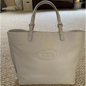 A very elegant tote from Tod’s! Great quality !! Nice leather